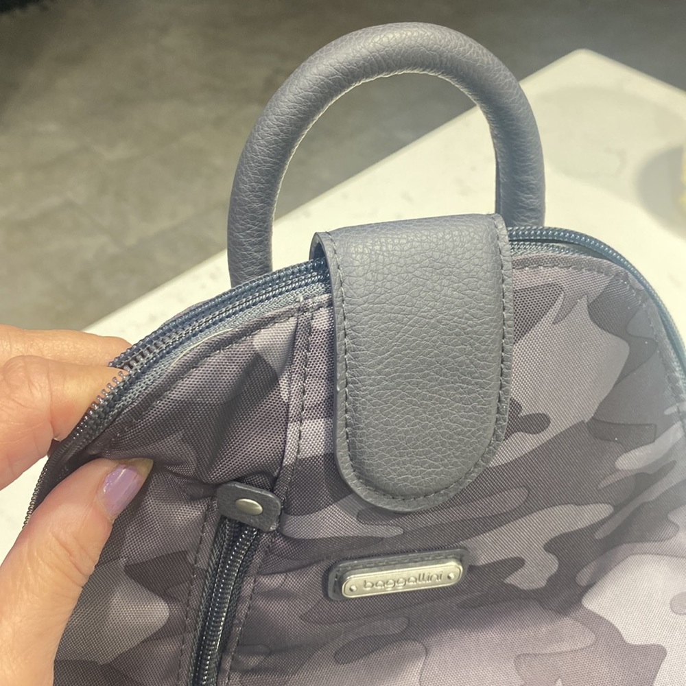 🤍🖤🆕Baggallini MM Metro Backpack, Dark Gray Camo - Picture 9 of 10